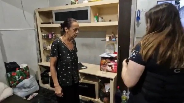 Avó é presa por ‘vender’ três netas a piloto em esquema de exploração sexual de menores