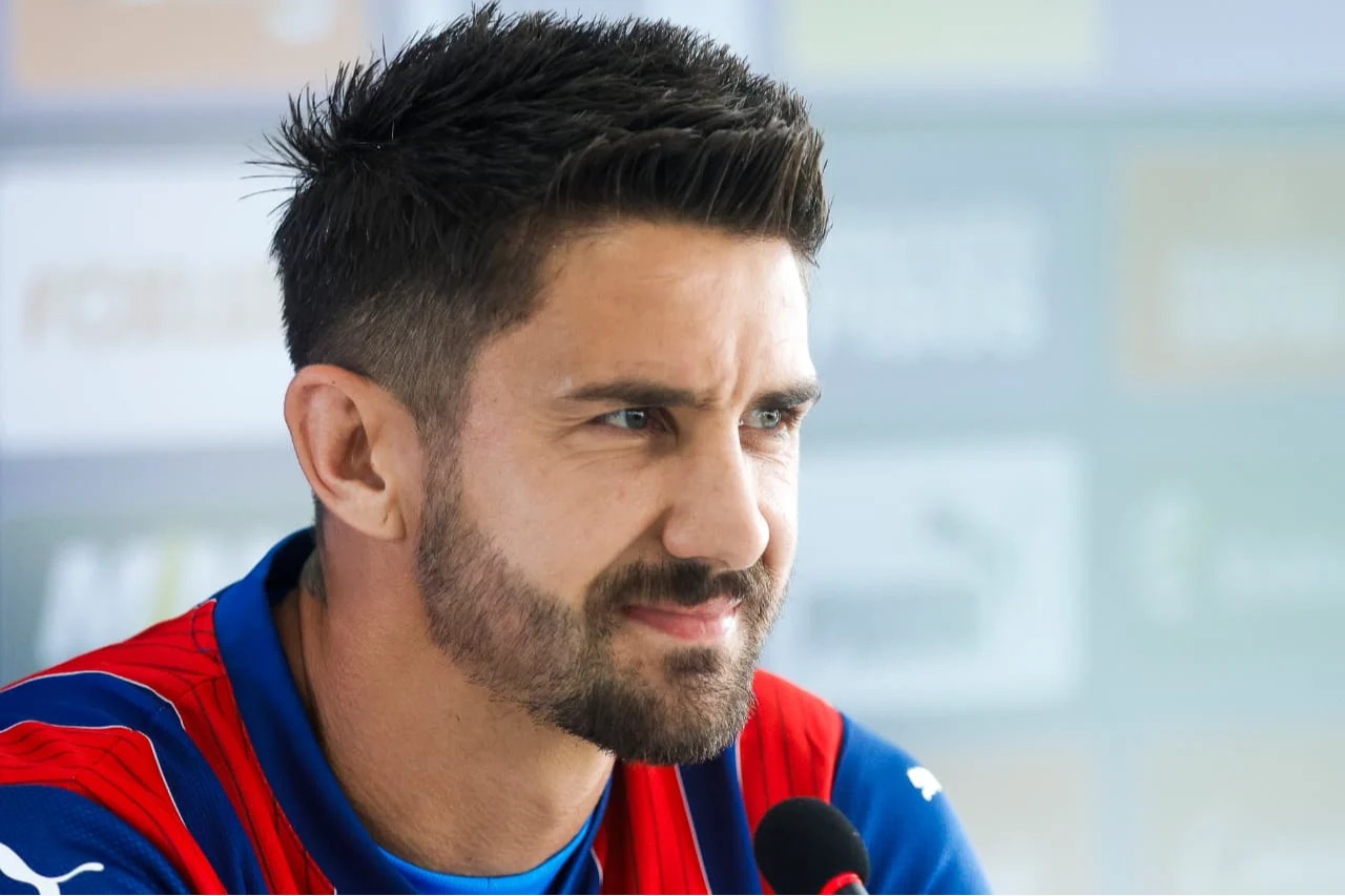 Após gol em estreia, Everaldo é apresentado pelo Bahia em retorno ao clube